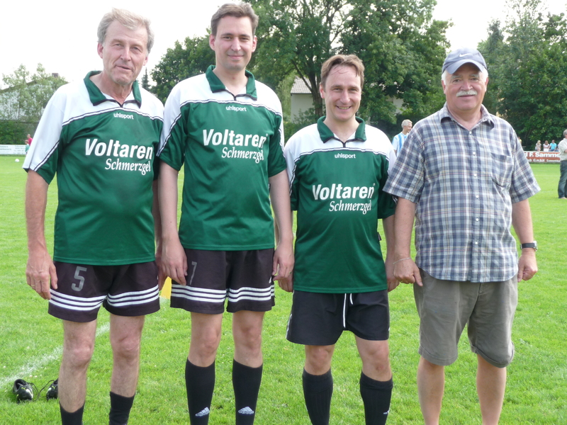 Fußballspiel "Hadern hilft" 2011 mit Trainer Dr. Peter Gauweiler